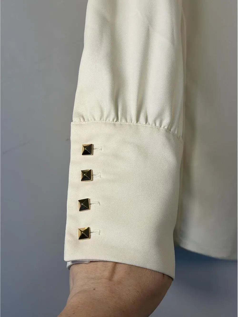 Tuckernuck Easton blouse in Bone with studded cuffs and v neck size